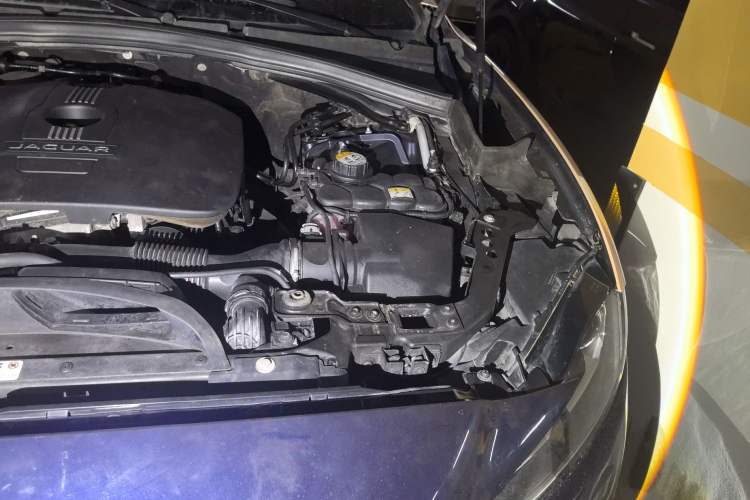Used Jaguar F-PACE 2016 2.0T Two-Wheel-Drive R-Sport Sport Edition Engine Bay Left