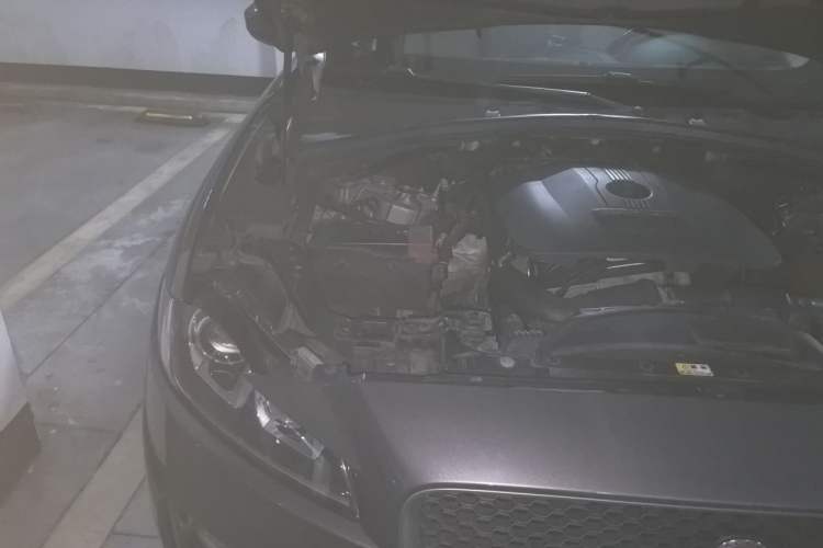 Used Jaguar F-PACE 2016 2.0T Two-Wheel-Drive R-Sport Sport Edition Engine Bay Right