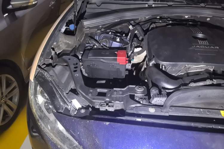 Used Jaguar F-PACE 2016 2.0T Two-Wheel-Drive R-Sport Sport Edition Engine Bay Right
