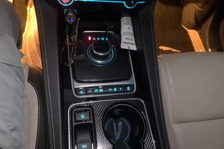 Used Jaguar F-PACE 2016 2.0T Two-Wheel-Drive R-Sport Sport Edition Gear Lever