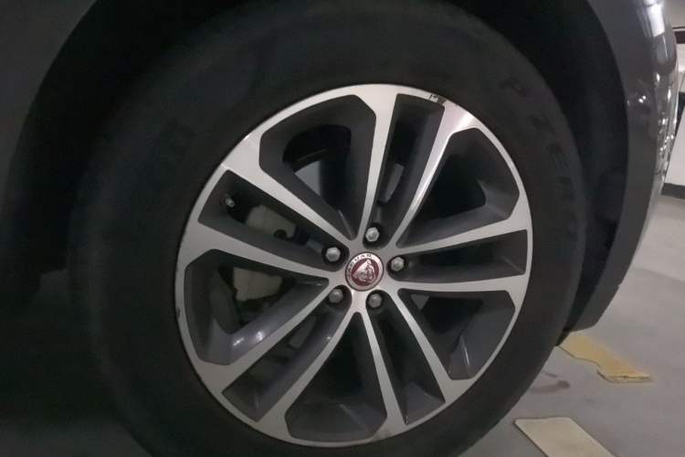Used Jaguar F-PACE 2016 2.0T Two-Wheel-Drive R-Sport Sport Edition Right Front Wheel Hub