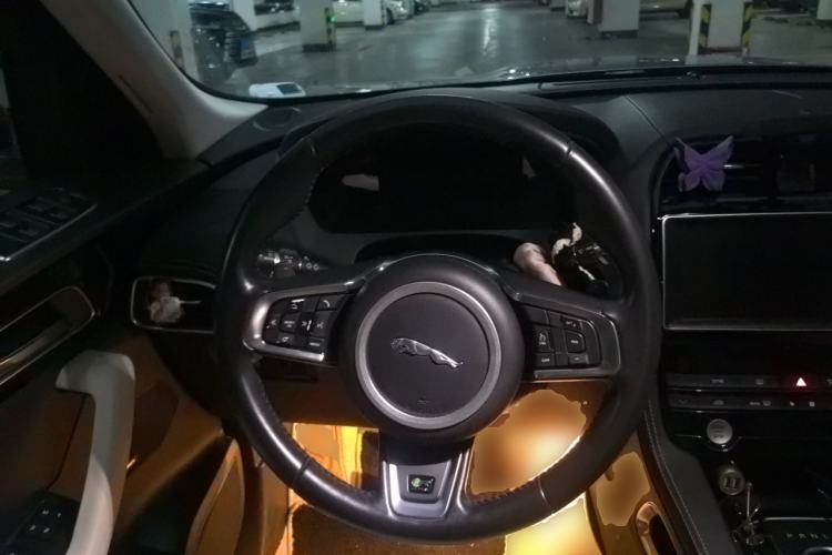 Used Jaguar F-PACE 2016 2.0T Two-Wheel-Drive R-Sport Sport Edition Steering Wheel