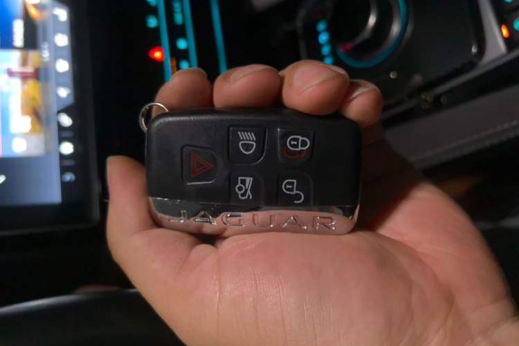 Used Jaguar F-PACE 2016 2.0T Two-Wheel-Drive R-Sport Sport Edition Vehicle Key