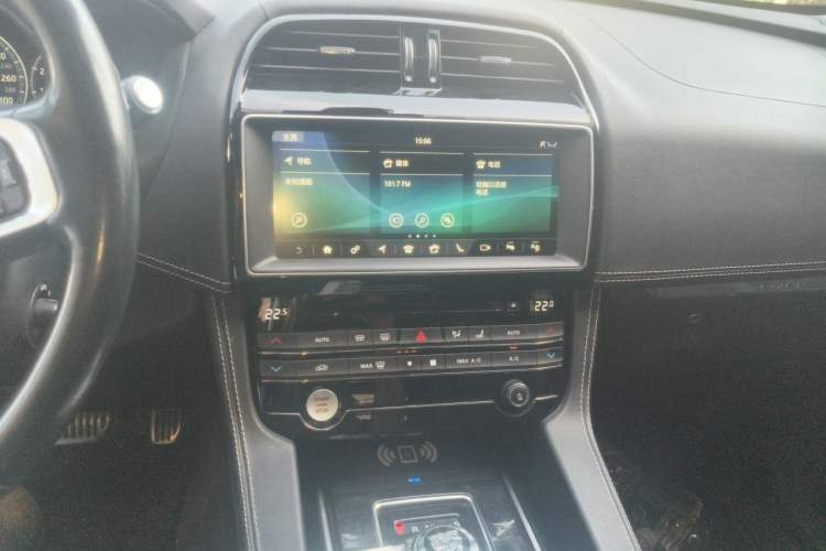 Used Jaguar F-PACE 2016 2.0T Two-Wheel-Drive R-Sport Sport Edition Audio And AC Panel