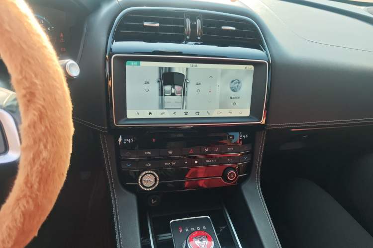 Used Jaguar F-PACE 2016 2.0T Two-Wheel-Drive R-Sport Sport Edition Audio And AC Panel