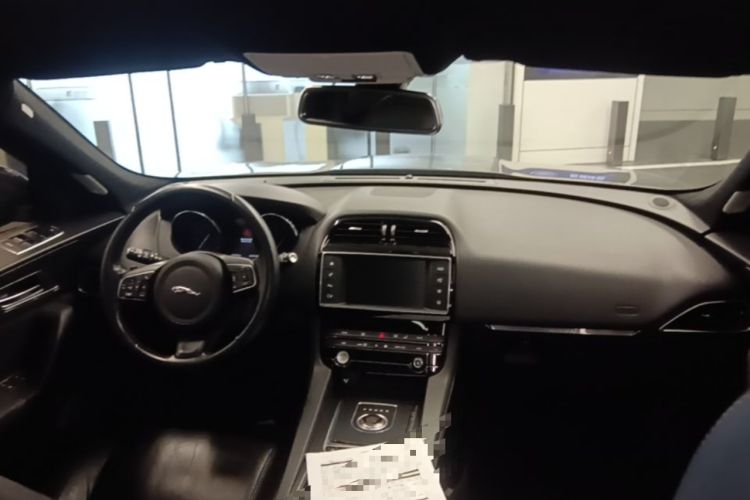 Used Jaguar F-PACE 2016 2.0T Two-Wheel Drive Urban Luxury Edition Center Console