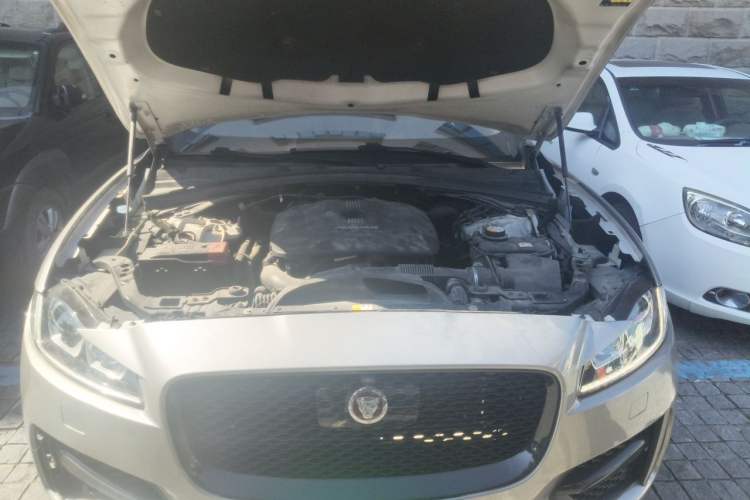 Used Jaguar F-PACE 2016 2.0T Two-Wheel-Drive R-Sport Sport Edition Engine Bay