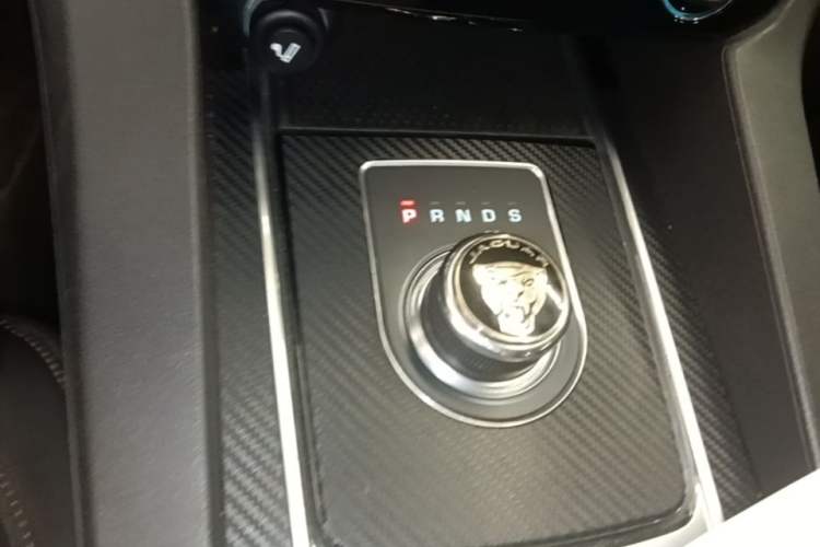 Used Jaguar F-PACE 2016 2.0T Two-Wheel Drive Urban Luxury Edition Gear Lever