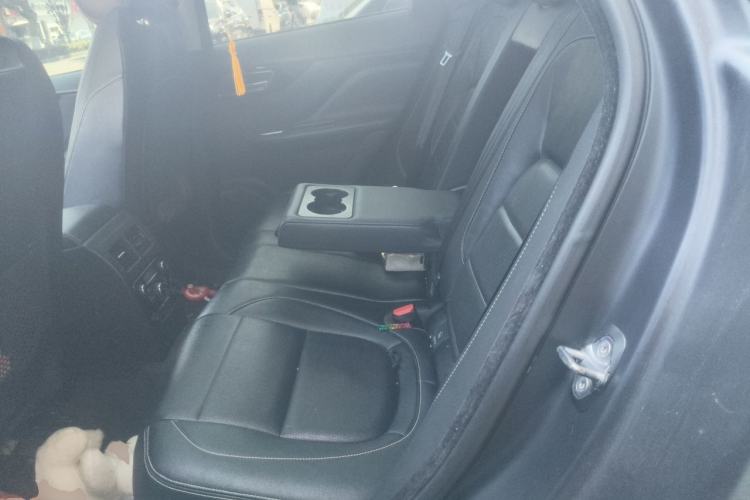 Used Jaguar F-PACE 2016 2.0T Two-Wheel-Drive R-Sport Sport Edition Left Rear Seat