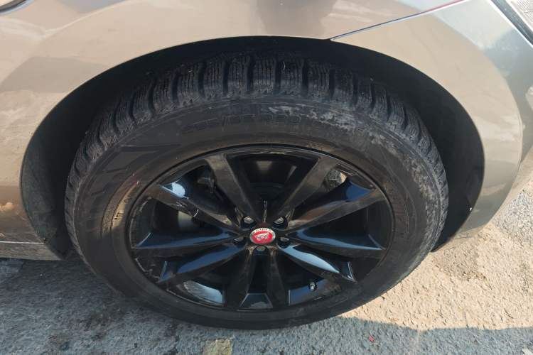 Used Jaguar F-PACE 2016 2.0T Two-Wheel-Drive R-Sport Sport Edition Right Front Wheel Hub