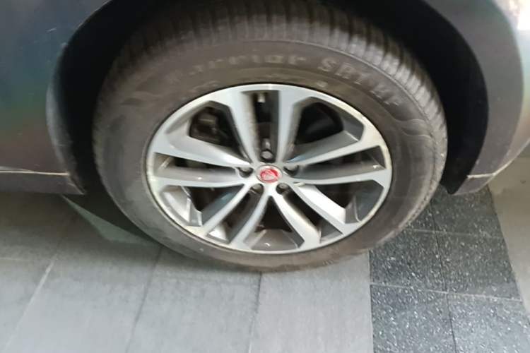 Used Jaguar F-PACE 2016 3.0 SC Four-Wheel Drive R-Sport Sport Edition Right Front Wheel Hub