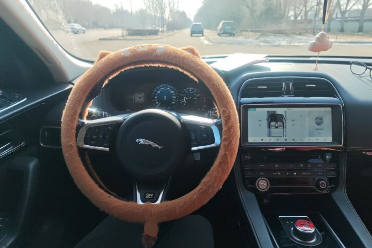 Used Jaguar F-PACE 2016 2.0T Two-Wheel-Drive R-Sport Sport Edition Steering Wheel