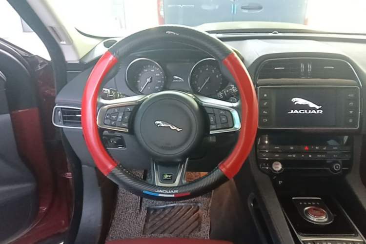 Used Jaguar F-PACE 2016 3.0 SC Four-Wheel Drive R-Sport Sport Edition Steering Wheel
