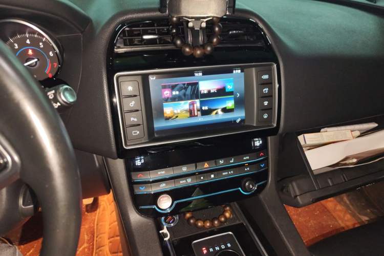 Used Jaguar F-PACE 2016 2.0T Two-Wheel Drive Urban Luxury Edition Audio And AC Panel