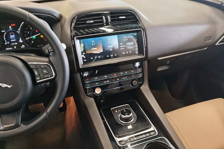 Used Jaguar F-PACE 2016 2.0T Two-Wheel Drive Urban Luxury Edition Audio And AC Panel