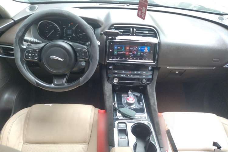 Used Jaguar F-PACE 2016 2.0T Two-Wheel Drive Urban Luxury Edition Center Console
