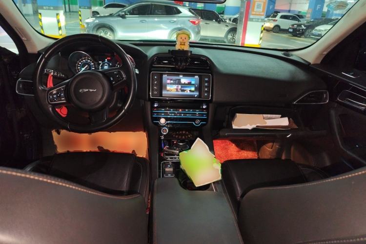 Used Jaguar F-PACE 2016 2.0T Two-Wheel Drive Urban Luxury Edition Center Console