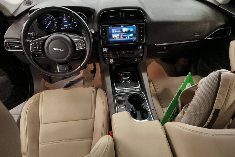 Used Jaguar F-PACE 2016 2.0T Two-Wheel Drive Urban Luxury Edition Center Console
