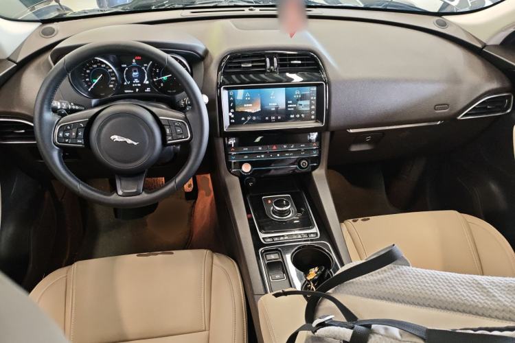 Used Jaguar F-PACE 2016 2.0T Two-Wheel Drive Urban Luxury Edition Center Console