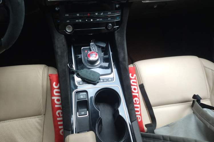 Used Jaguar F-PACE 2016 2.0T Two-Wheel Drive Urban Luxury Edition Gear Lever