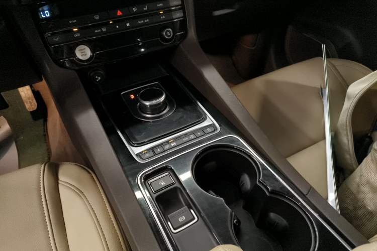 Used Jaguar F-PACE 2016 2.0T Two-Wheel Drive Urban Luxury Edition Gear Lever