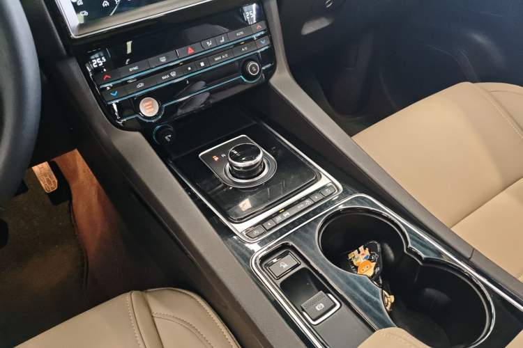 Used Jaguar F-PACE 2016 2.0T Two-Wheel Drive Urban Luxury Edition Gear Lever