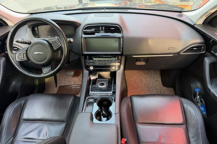 Used Jaguar F-PACE 2016 2.0T Two-Wheel-Drive R-Sport Sport Edition Interior 2