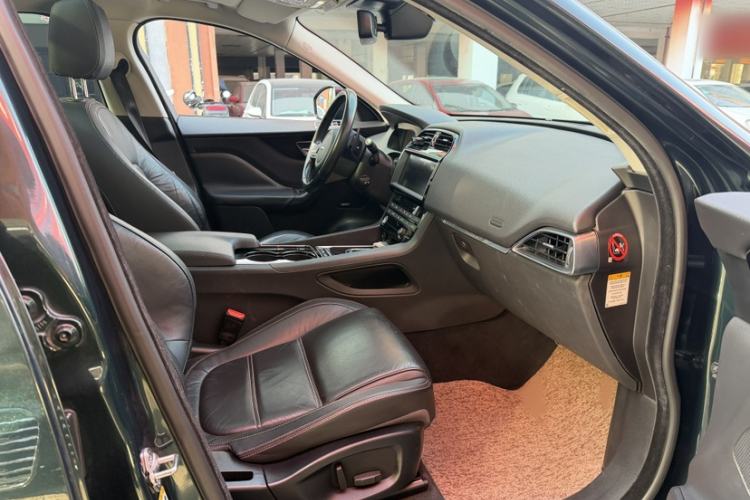 Used Jaguar F-PACE 2016 2.0T Two-Wheel-Drive R-Sport Sport Edition Interior 4