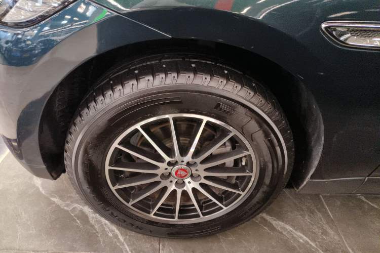 Used Jaguar F-PACE 2016 2.0T Two-Wheel Drive Urban Luxury Edition Left Front Wheel Hub