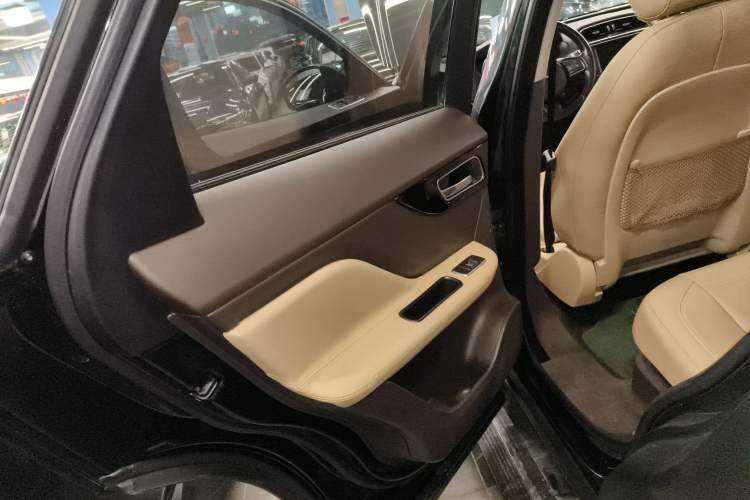 Used Jaguar F-PACE 2016 2.0T Two-Wheel Drive Urban Luxury Edition Left Rear Door Interior
