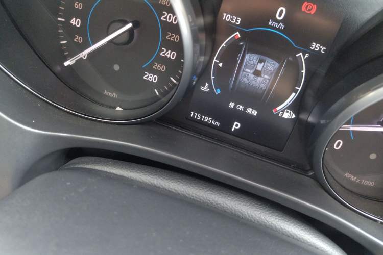 Used Jaguar F-PACE 2016 2.0T Two-Wheel Drive Urban Luxury Edition Odometer Close Up