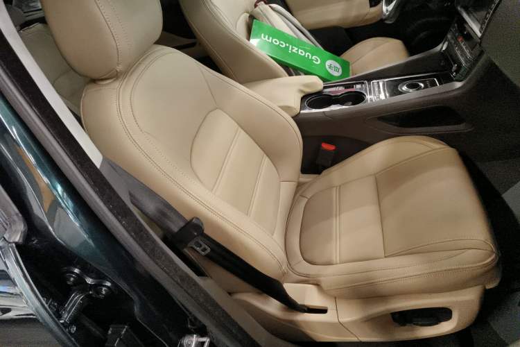 Used Jaguar F-PACE 2016 2.0T Two-Wheel Drive Urban Luxury Edition Right Front Seat