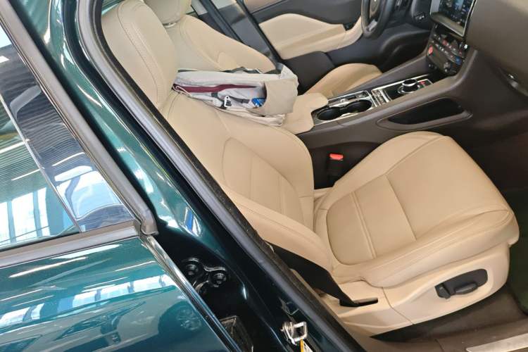 Used Jaguar F-PACE 2016 2.0T Two-Wheel Drive Urban Luxury Edition Right Front Seat