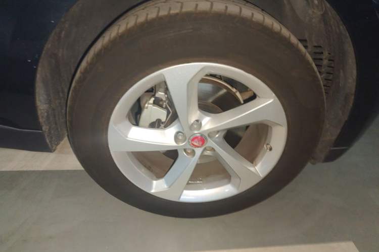 Used Jaguar F-PACE 2016 2.0T Two-Wheel Drive Urban Luxury Edition Right Front Wheel Hub