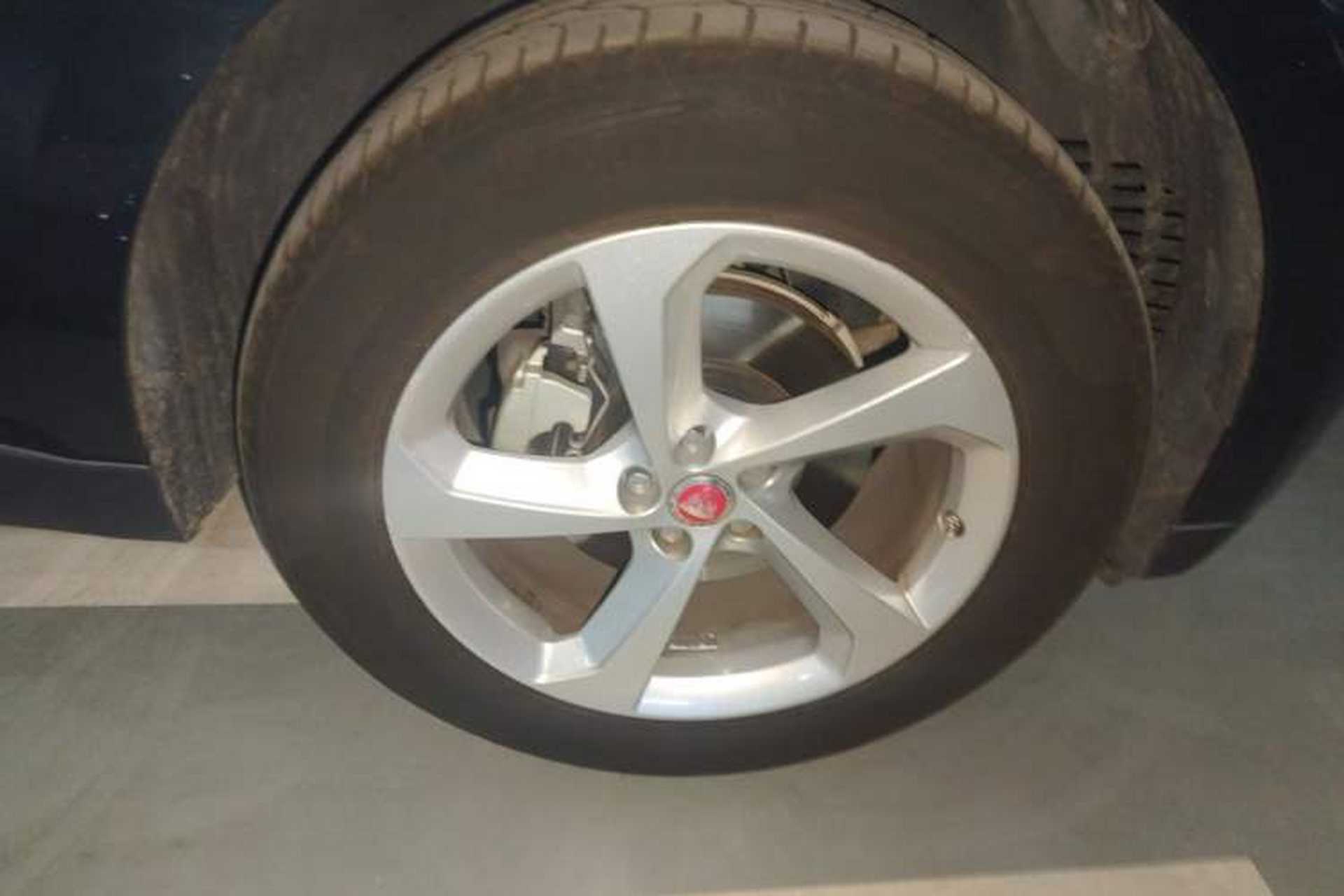 Used Jaguar F-PACE 2016 2.0T Two-Wheel Drive Urban Luxury Edition Right Front Wheel Hub