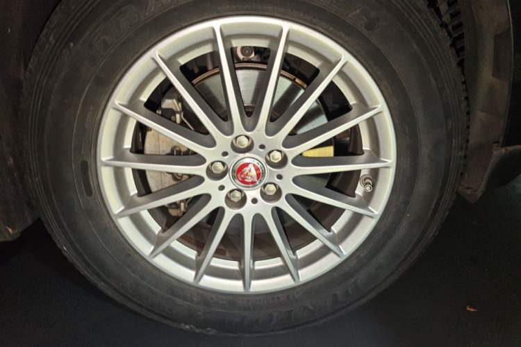 Used Jaguar F-PACE 2016 2.0T Two-Wheel Drive Urban Luxury Edition Right Front Wheel Hub