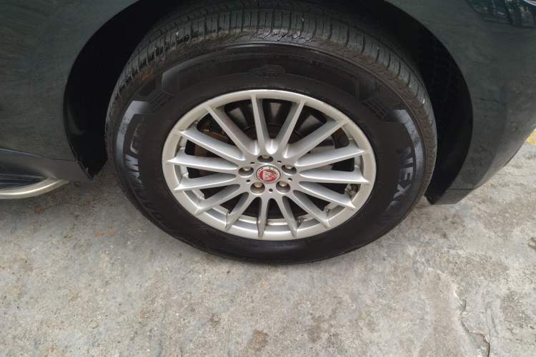 Used Jaguar F-PACE 2016 2.0T Two-Wheel Drive Urban Luxury Edition Right Front Wheel Hub
