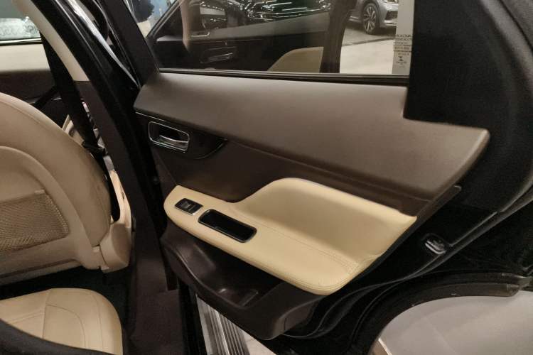 Used Jaguar F-PACE 2016 2.0T Two-Wheel Drive Urban Luxury Edition Right Rear Door Interior