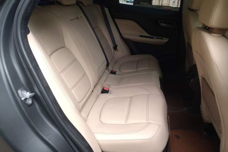 Used Jaguar F-PACE 2016 2.0T Two-Wheel Drive Urban Luxury Edition Right Rear Seat