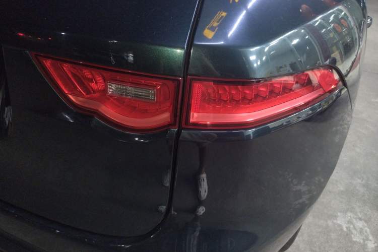 Used Jaguar F-PACE 2016 2.0T Two-Wheel Drive Urban Luxury Edition Right Rear Taillight