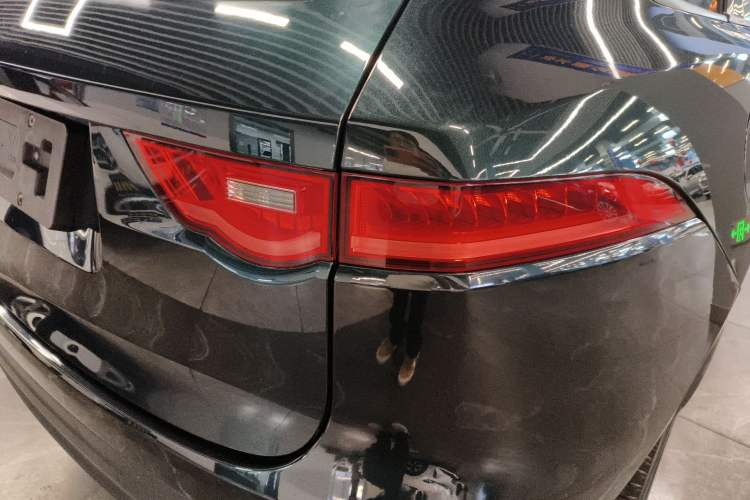 Used Jaguar F-PACE 2016 2.0T Two-Wheel Drive Urban Luxury Edition Right Rear Taillight