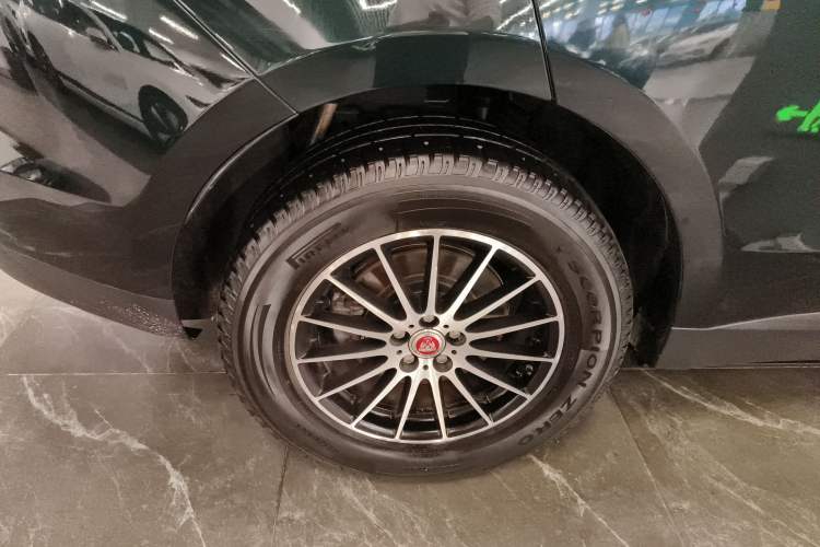 Used Jaguar F-PACE 2016 2.0T Two-Wheel Drive Urban Luxury Edition Right Rear Wheel Hub