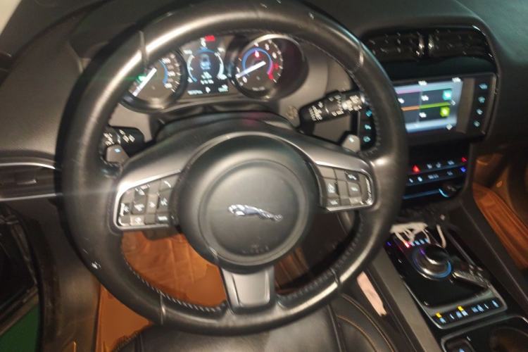 Used Jaguar F-PACE 2016 2.0T Two-Wheel Drive Urban Luxury Edition Steering Wheel