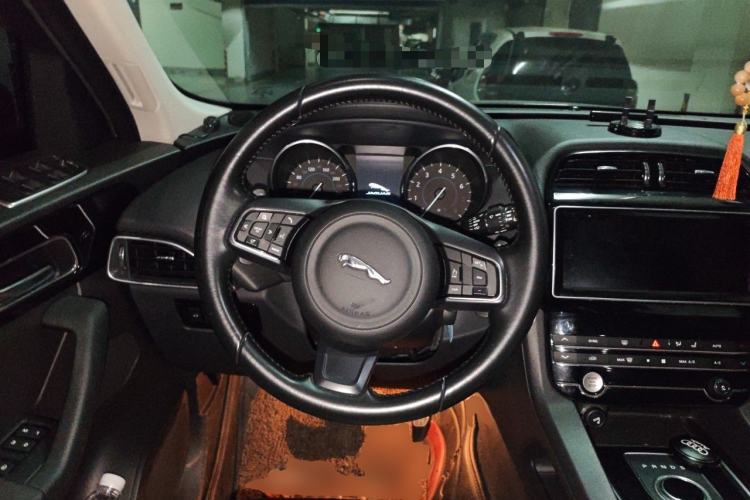 Used Jaguar F-PACE 2016 2.0T Two-Wheel Drive Urban Luxury Edition Steering Wheel