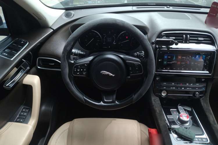 Used Jaguar F-PACE 2016 2.0T Two-Wheel Drive Urban Luxury Edition Steering Wheel