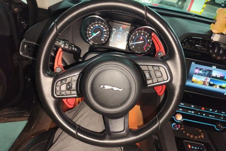 Used Jaguar F-PACE 2016 2.0T Two-Wheel Drive Urban Luxury Edition Steering Wheel