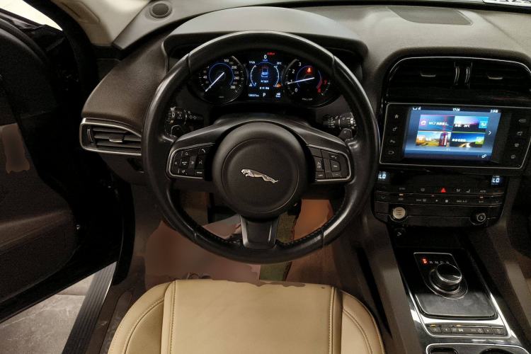 Used Jaguar F-PACE 2016 2.0T Two-Wheel Drive Urban Luxury Edition Steering Wheel