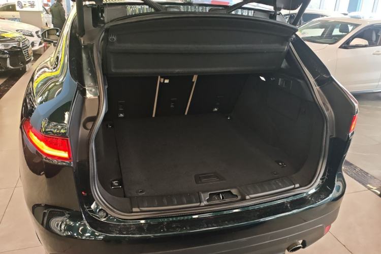 Used Jaguar F-PACE 2016 2.0T Two-Wheel Drive Urban Luxury Edition Trunk