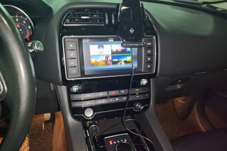 Used Jaguar F-PACE 2016 2.0T Two-Wheel Drive Urban Luxury Edition Audio And AC Panel