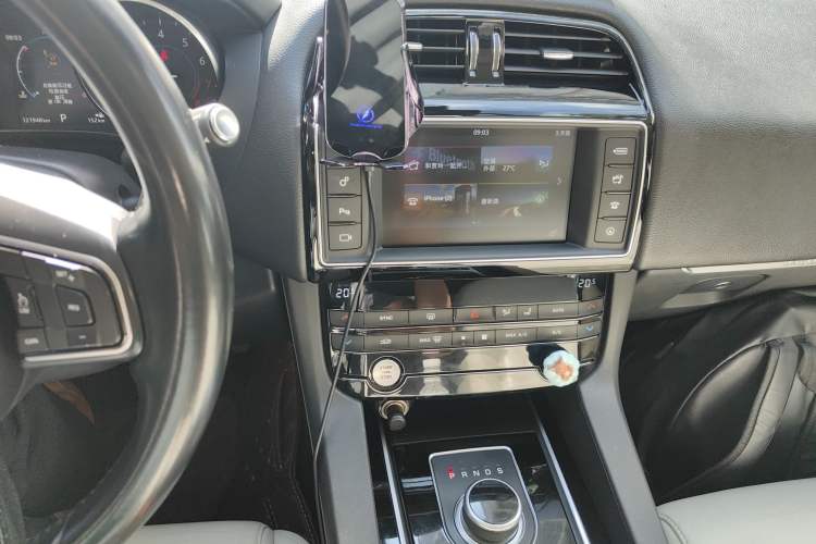 Used Jaguar F-PACE 2016 2.0T Two-Wheel Drive Urban Luxury Edition Audio And AC Panel